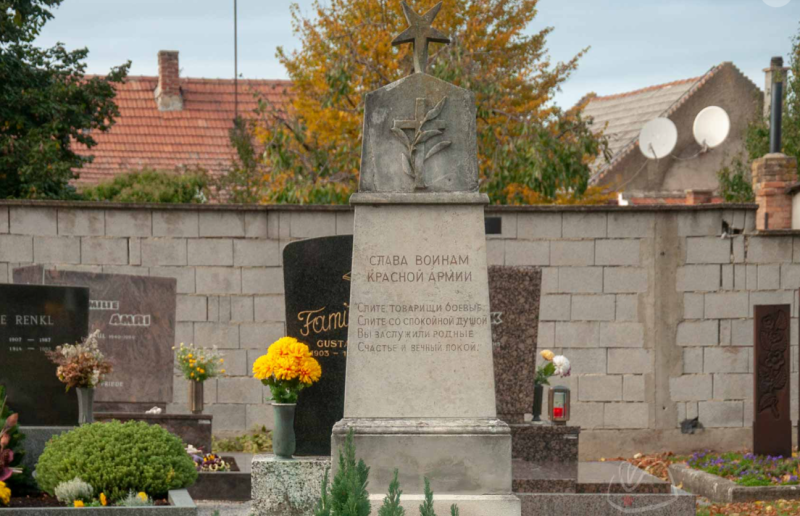 Цурндорф. Братская могила на общинном кладбище.