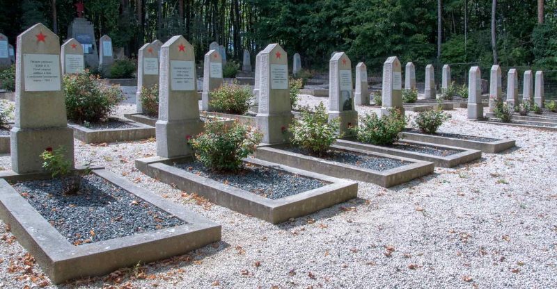 Берндорф. Братские и индивидуальные могилы на советском воинском захоронении.
