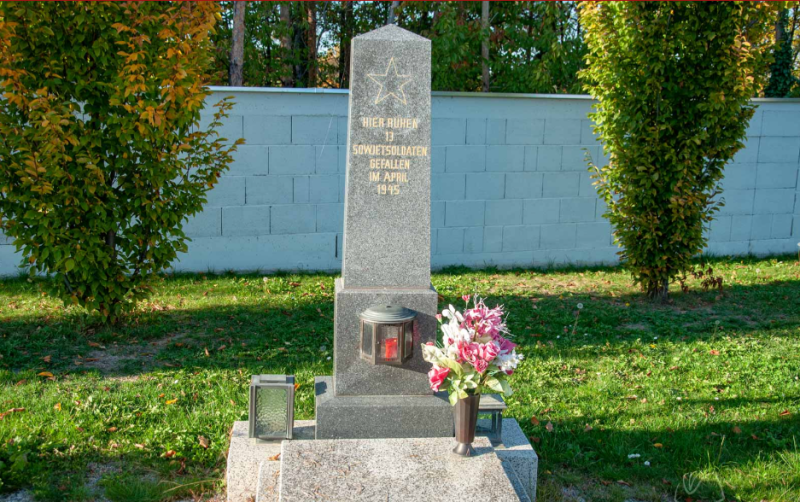 Штайнбрунн. Братская могила на общинном кладбище.