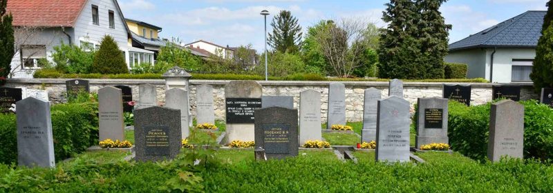 Брук-Ан-Дер-Ляйта. Братские и индивидуальные могилы на советском воинском захоронении общинного кладбища.