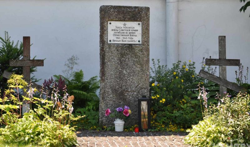 Трибен. Братская могила на общинном кладбище.