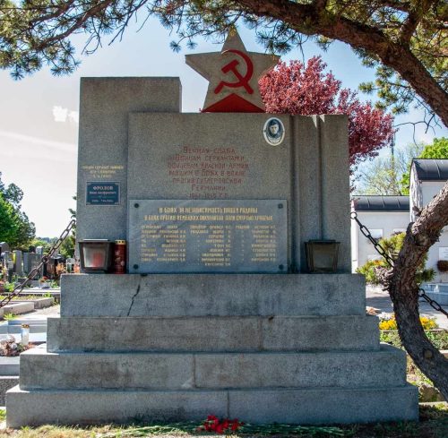 Брунн-Ам-Гебирге. Братская могила на общинном кладбище.