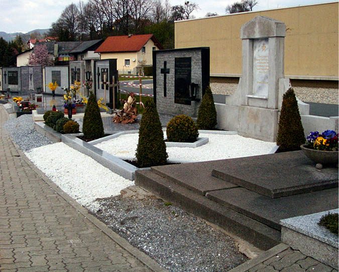 Фойтсберг. Братская могила советских военнопленных и остарбайтеров, где похоронено 2000 человек, в т.ч. 21 известных.