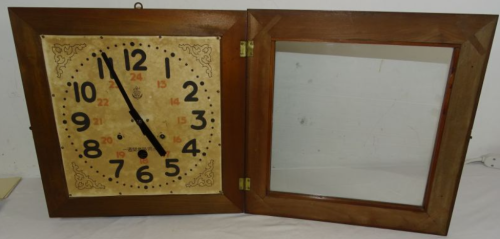 Корабельные часы с эмблемой ВМФ.