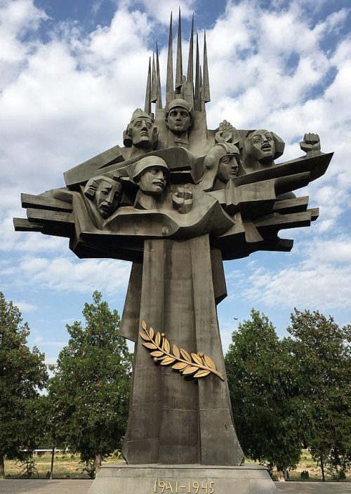 с. Дохс. Памятник советским воинам, погибшим в годы войны.