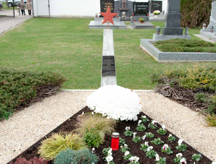 Шютцен-Ам-Гебирге. Братская могила на общинном кладбище.