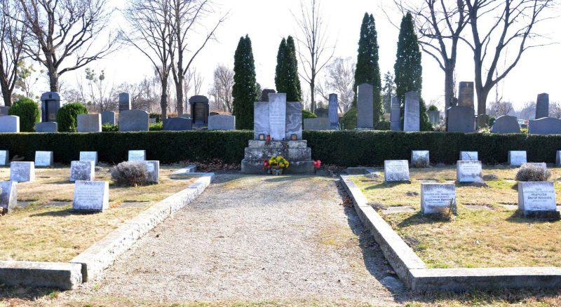 Воинские захоронения на кладбище Асперн, где захоронено 188 советских воинов.