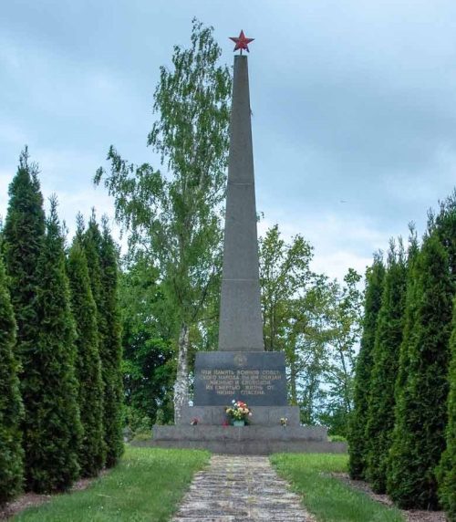 Вайдхофен-Ан-Дер Тая. Индивидуальные и братские могилы на советском воинском захоронении.