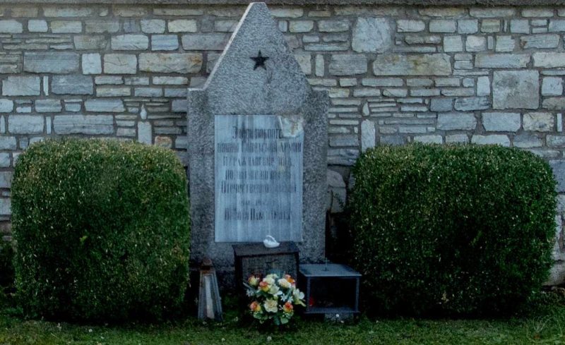 Фонсдорф. Братская могила на общинном кладбище.