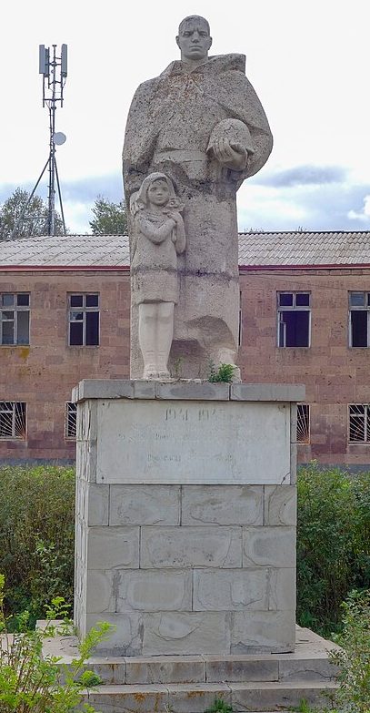 с. Ахурян. Памятник советским воинам. 