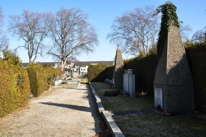 Воинские захоронения на кладбище Асперн, где захоронено 188 советских воинов.