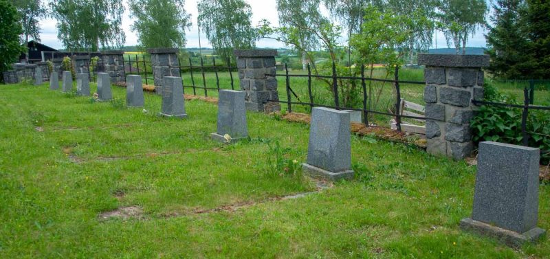 Вайдхофен-Ан-Дер Тая. Индивидуальные и братские могилы на советском воинском захоронении.