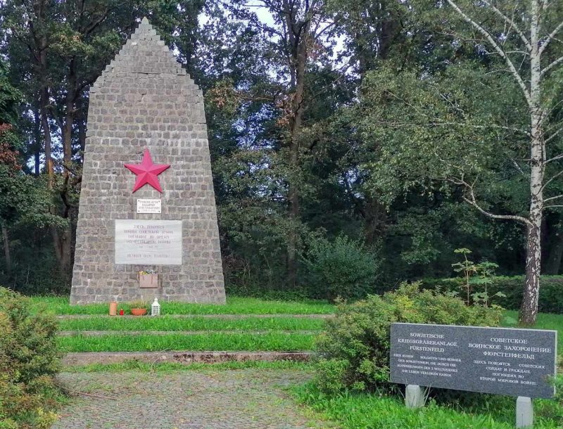 Фюрстенфельд. Братcкая могила на выезде из города, где захоронено 350 советских воинов.
