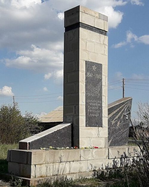 с. Ацик. Памятник погибшим землякам.