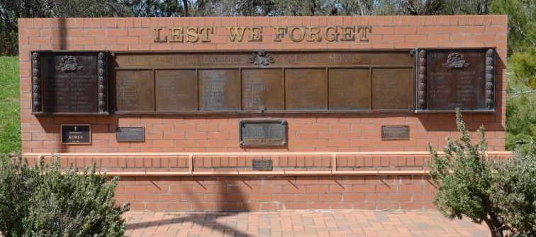 г. Гаттон. Мемориал Плачущей Матери.