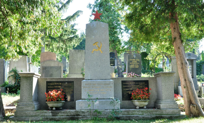 Братская могила на кладбище Герстхоф, где похоронено 8 советских воинов.