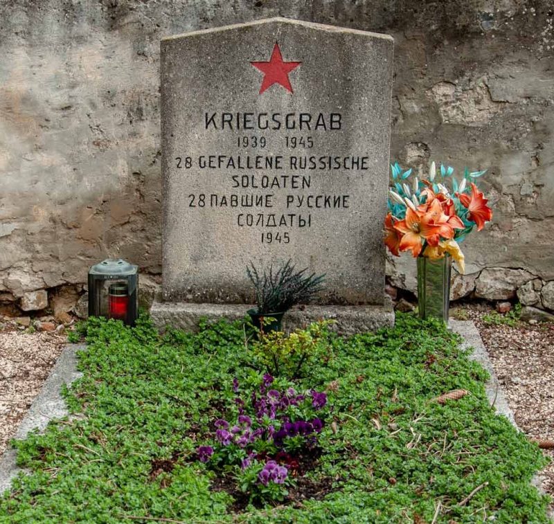 Вайнштайг. Братская могила на сельском кладбище у церкви.