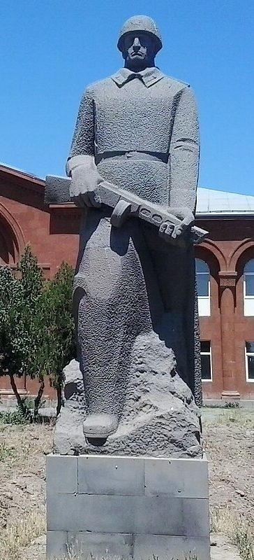 с. Сардарапат. Памятник советским воинам, погибшим в годы войны.