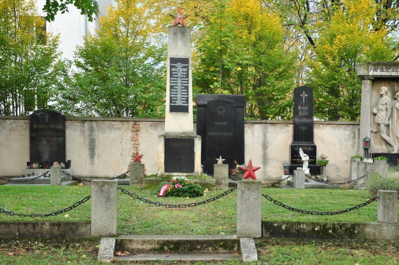 Братская могила на кладбище Инцерсдорф, где захоронено 39 советских воинов.