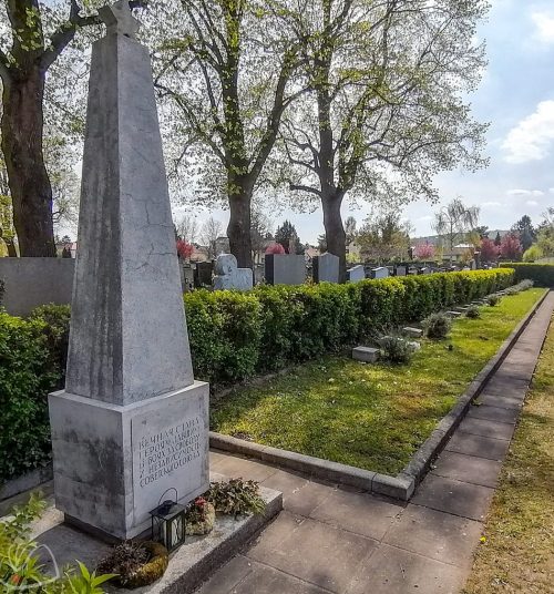 Индивидуальные могилы на кладбище Едлезее, где захоронено 56 советских воинов.