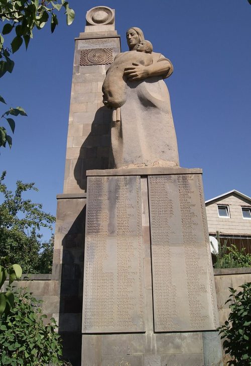 с. Гладзор. Памятники погибшим землякам.