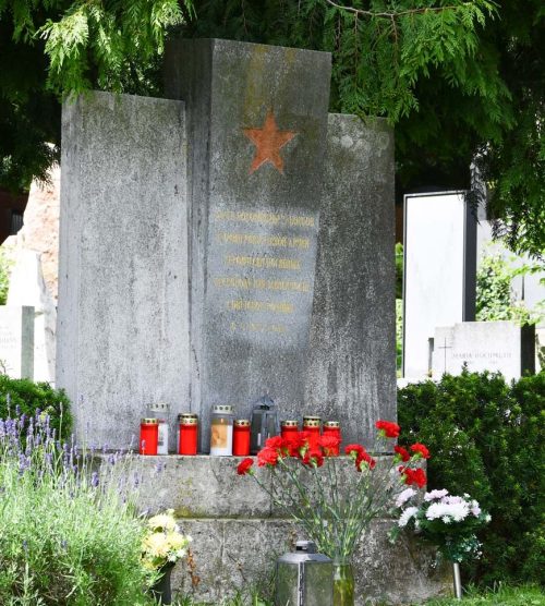 Братская могила на кладбище Кальксбург, где захоронено 67 советских воинов.