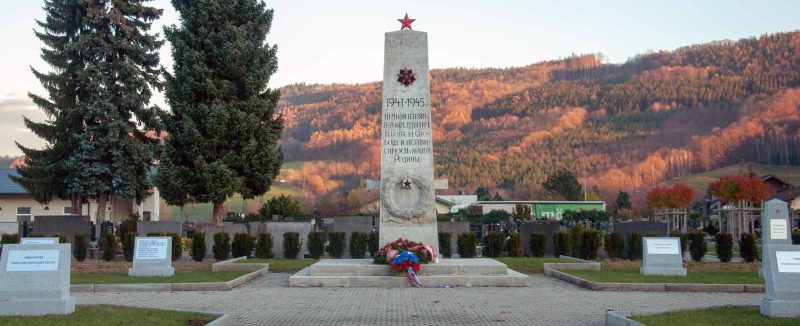 Вильхельмсбург. Братские и индивидуальные могилы на общинном кладбище, где захоронено 153 советских воинов.