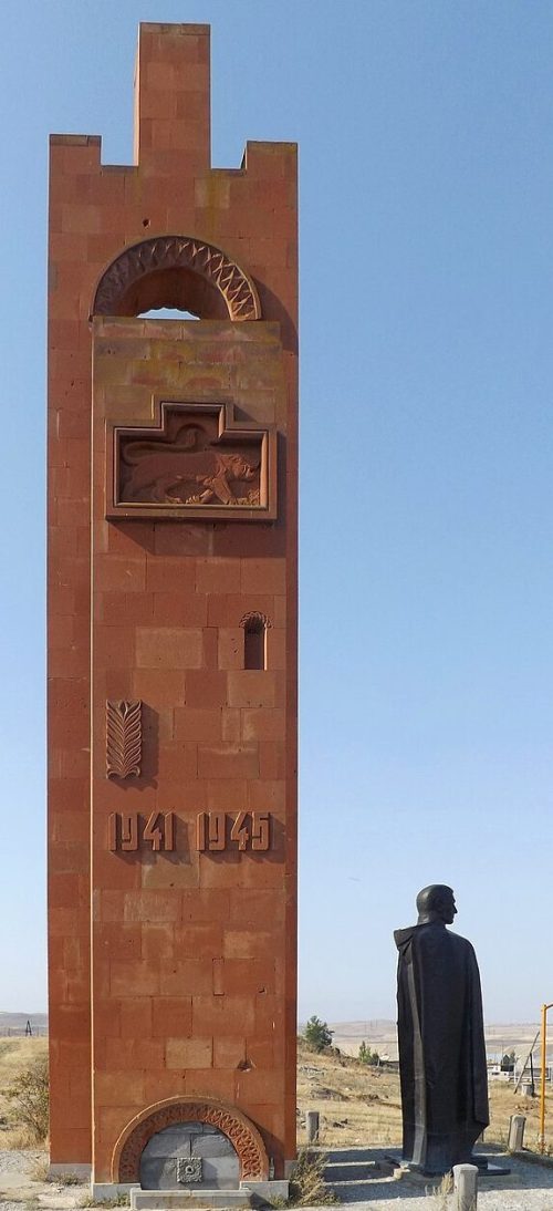 с. Гусанагюх. Памятник советским воинам.