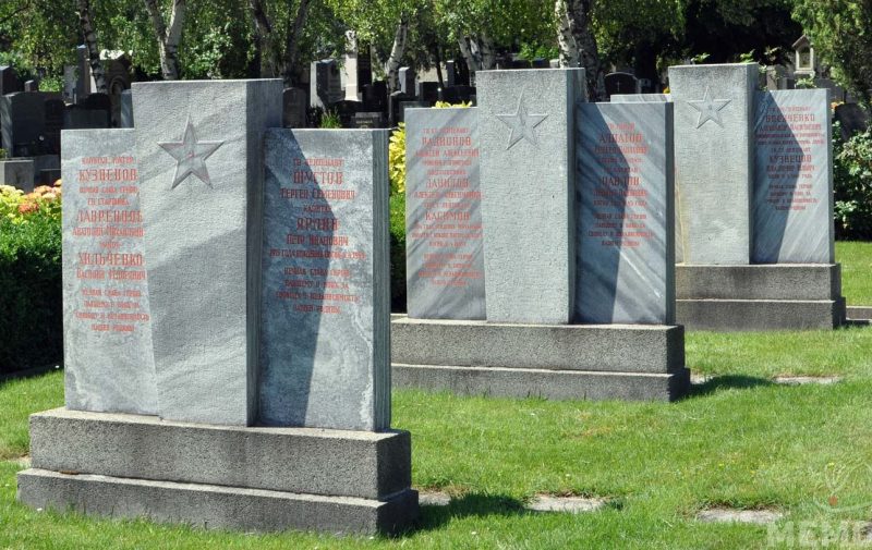 Братские могилы.