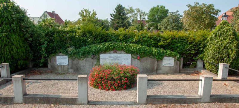Винер Нойдорф. Братские и индивидуальные могилы на советском воинском захоронении общинного кладбища.
