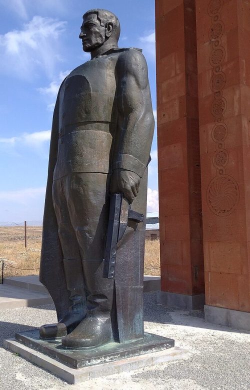 с. Гусанагюх. Памятник советским воинам.