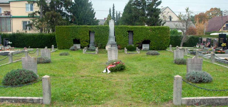 Братские и индивидуальные могилы на кладбище Родаун, где захоронено 135 советских воинов.