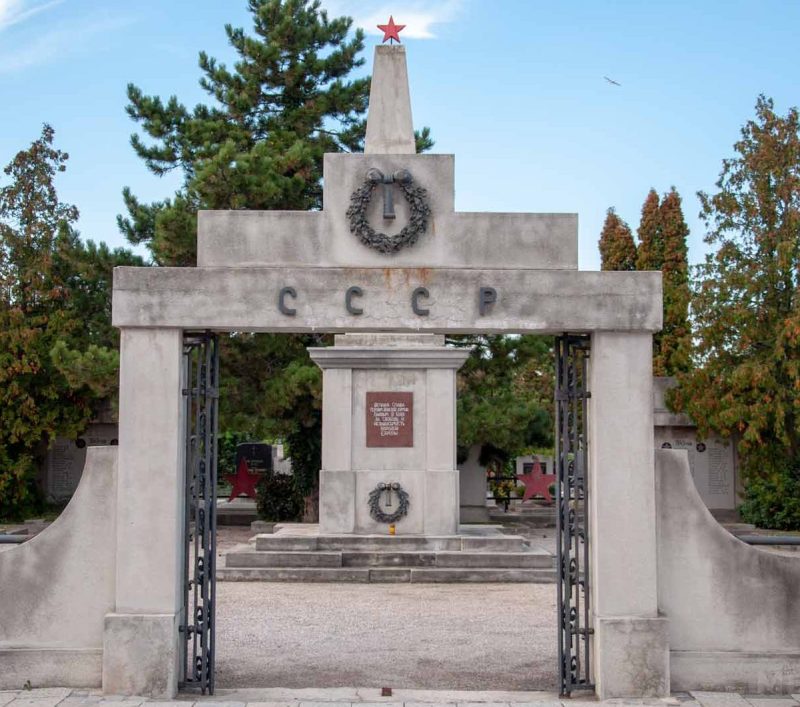 Винер Нойштадт. Братские и индивидуальные могилы на городском кладбище.