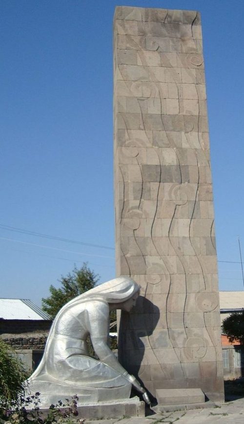 г. Варденис. Обелиск и памятник погибшим односельчанам.