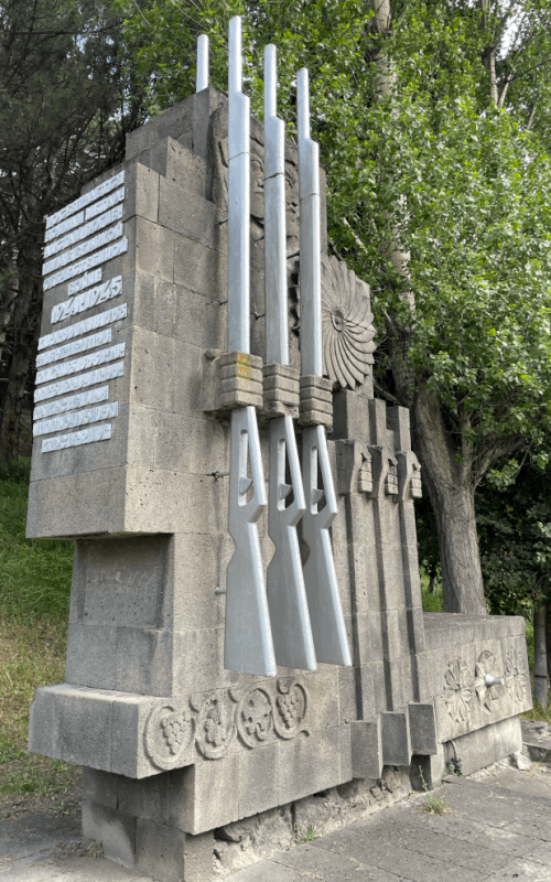 г. Гюмри. Памятники советским воинам.