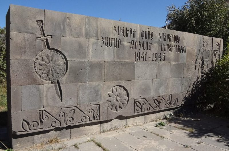 г. Варденис. Обелиск и памятник погибшим односельчанам.