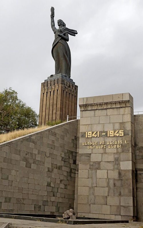 г. Гюмри. Памятники советским воинам.