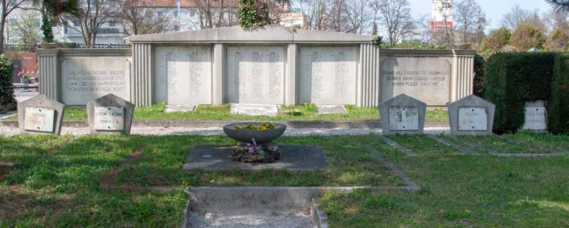 Винер Нойштадт. Братские и индивидуальные могилы на городском кладбище.