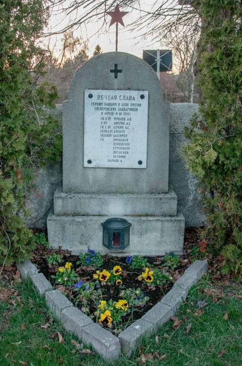 Гааден. Братская могила на общинном кладбище.