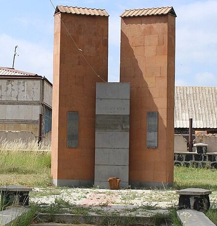 с. Варсер. Памятник погибшим землякам. 