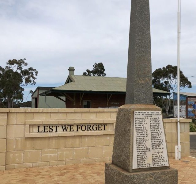 г. Дамбльюнг. Военный мемориал.