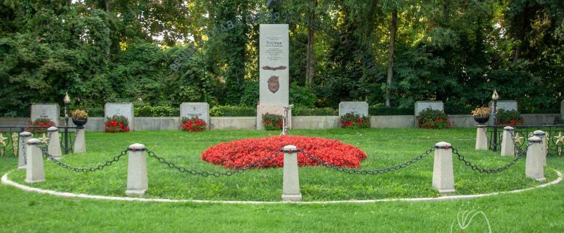 Братская могила.