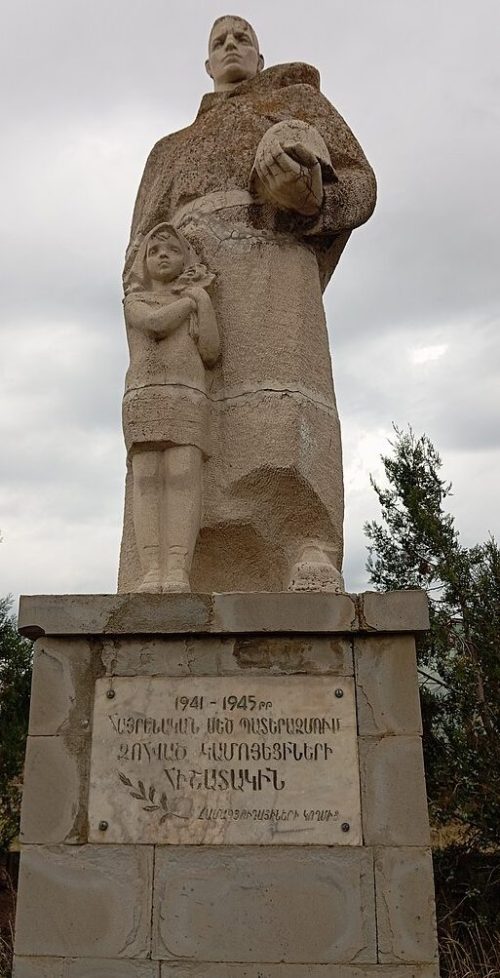 с. Камо. Памятник советским воинам.