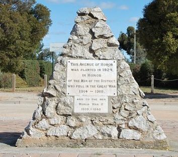 г. Пирамид-Хилл. Аллея чести.