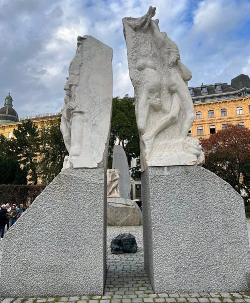 Скульптурные группы мемориала.