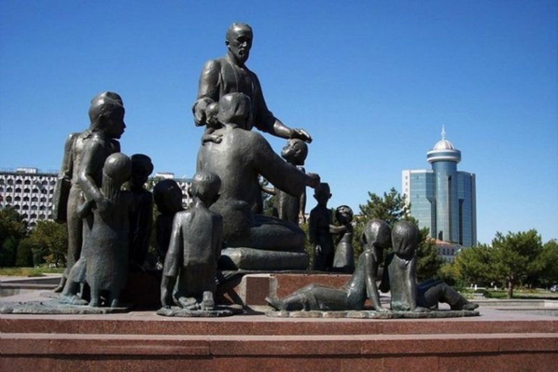 г. Ташкент. Монумент Дружбы народов, установленный в 1982 году, увековечивающий подвиг семьи Шамахмудовых усыновивших 16 детей-сирот разных национальностей.