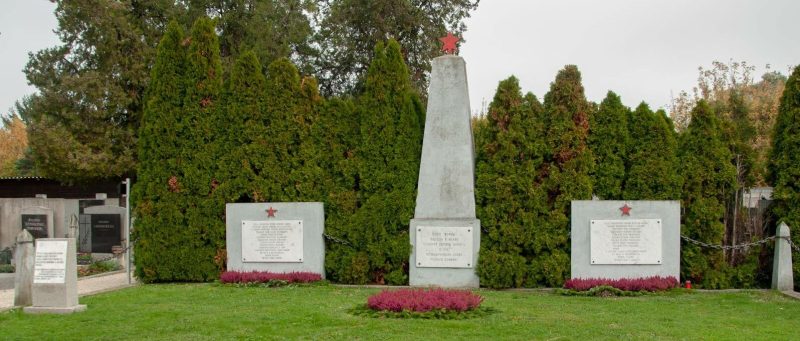 Гросс-Энцерсдорф. Братские и индивидуальные могилы в советской группе общинного кладбища