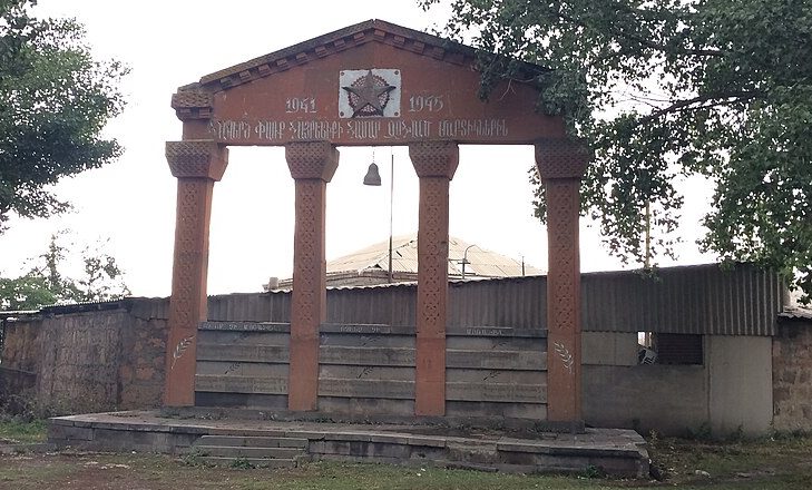 с. Лусакунк. Памятник погибшим землякам.