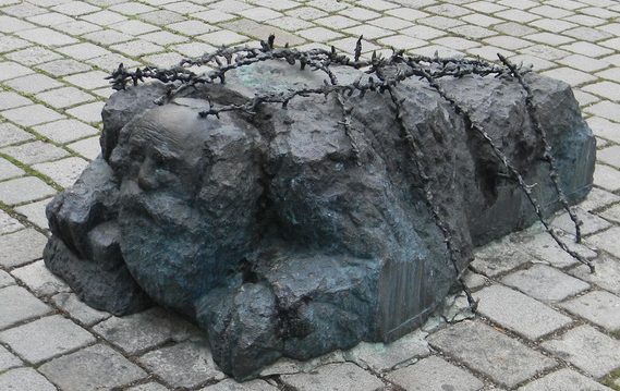 Скульптура униженного еврея. 