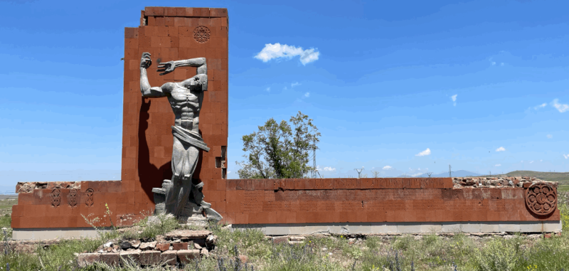 с. Пемзашен. Памятник советским воинам.